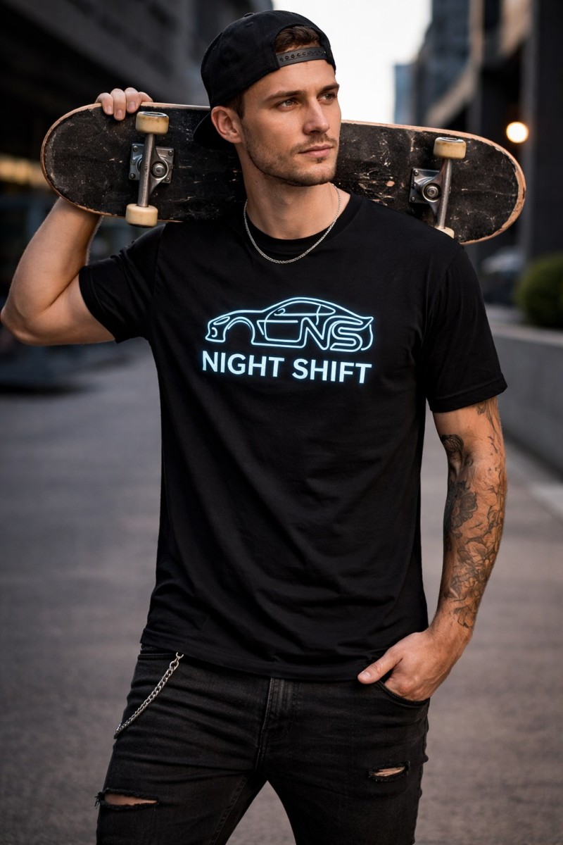 koszulka streetwearowa NIGHT SHIFT z niebieskim neonowym nadrukiem samochodu