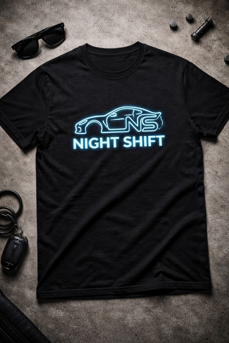 Nadruk odblaskowy na czarnym t-shircie – efekt neon glow motoryzacja