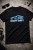 Nadruk odblaskowy na czarnym t-shircie – efekt neon glow motoryzacja