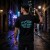 Męski t-shirt motoryzacyjny Night Shift na modelu - styl miejski custom