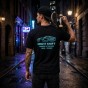 Męski t-shirt motoryzacyjny Night Shift na modelu - styl miejski custom