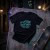 Koszulka NIGHT SHIFT czarna rzucona na beton - streetwearowy design motoryzacyjny