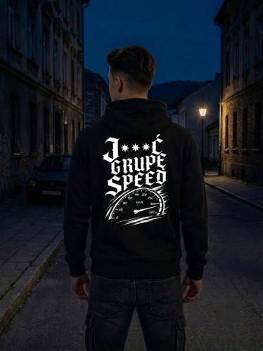 alt="czarna bluza z kapturem z nadrukiem motoryzacyjnym J***Ć GRUPE SPEE