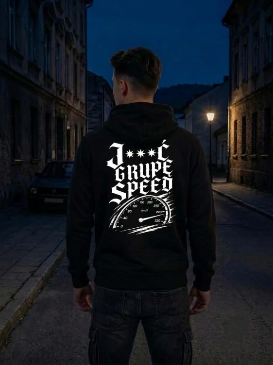 alt="czarna bluza z kapturem z nadrukiem motoryzacyjnym J***Ć GRUPE SPEE